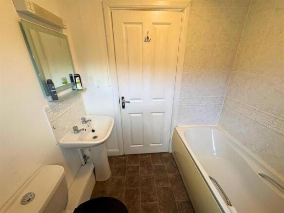 Bathroom b (edit).jpg