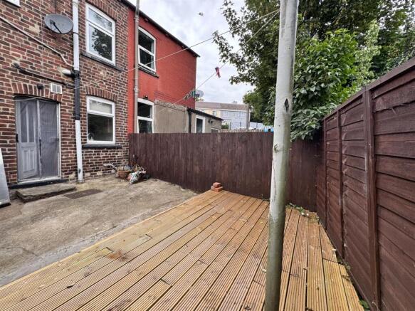 2 bed Terraced to rent Image 11