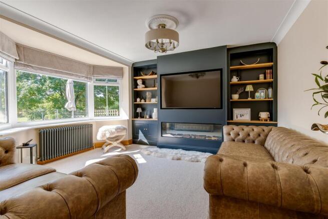 5 bed Detached for sale Image 3