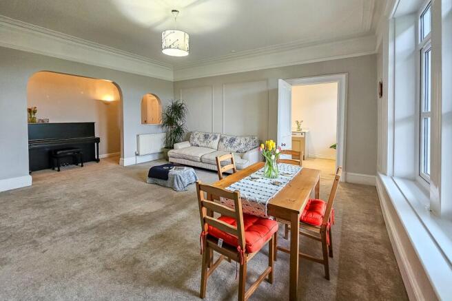 3 bed Apartment to rent Image 6