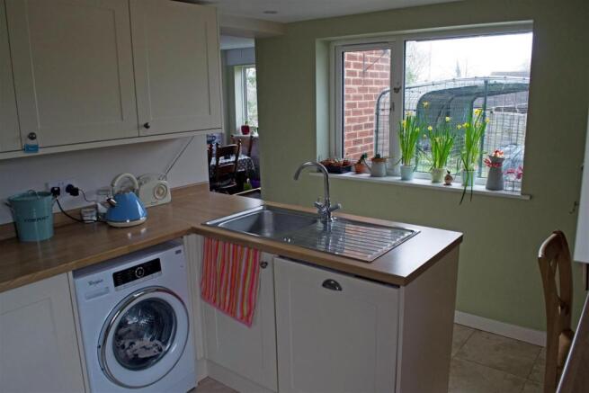 Kitchen 2.jpg
