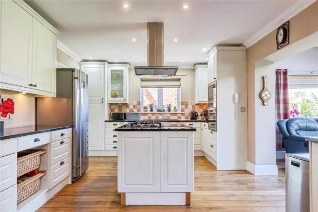 6 bed Detached for sale Image 4