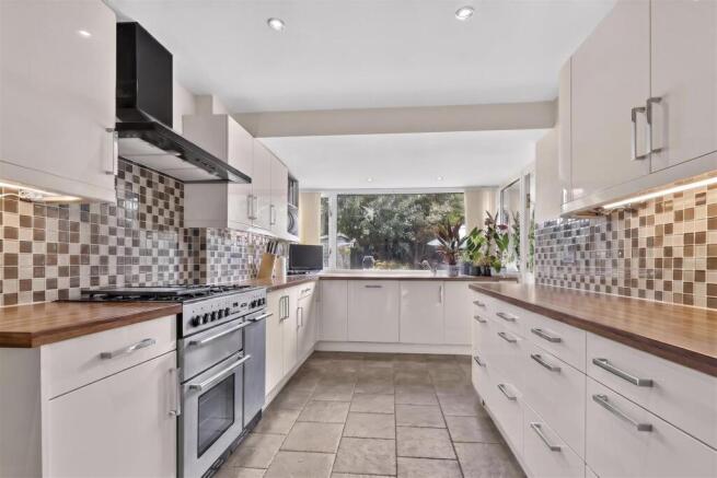 4 bed Detached for sale Image 4