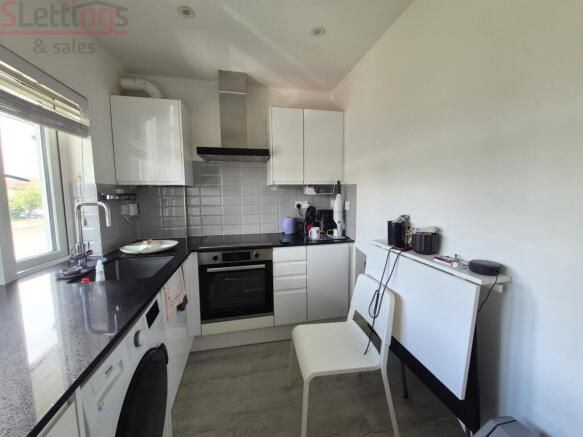 Studio flat with separate kitchen,Hendon Way