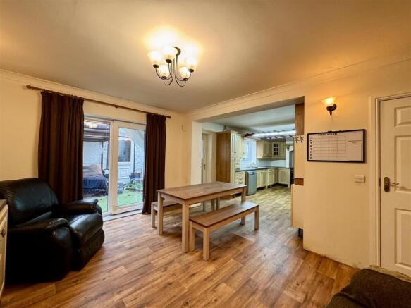 5 bed Detached for sale Image 12