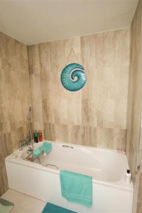 LARGE 4 PIECE BATHROOM
