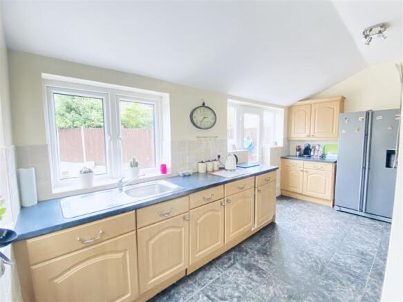 Modern L-Shaped Kitchen