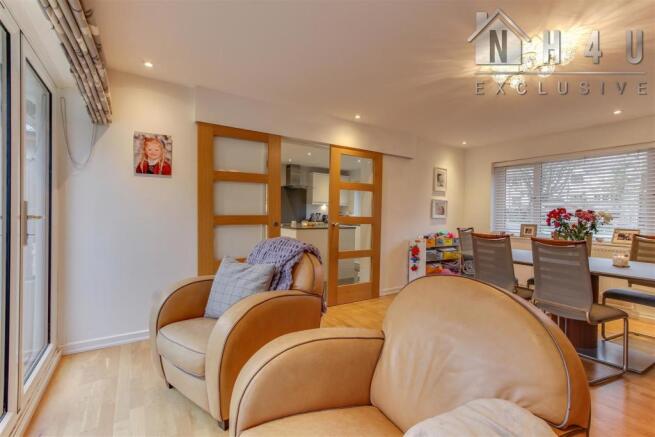 LOUNGE / DINING ROOM: