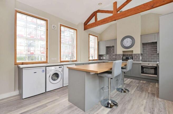 8 bed Flat to rent Image 6