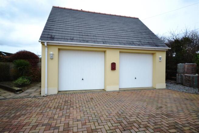 DOUBLE GARAGE