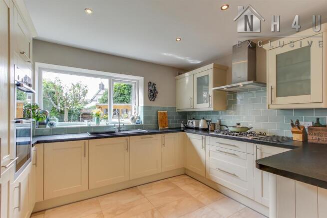 KITCHEN / BREAKFAST ROOM:
