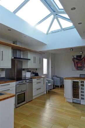 Kitchen/Dining Room: