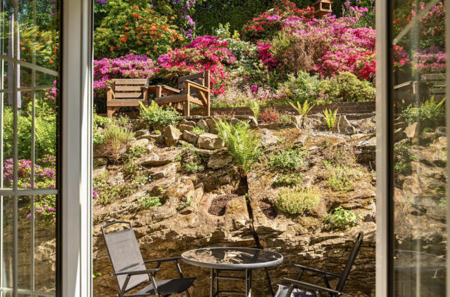 1298401-9-682de9b...