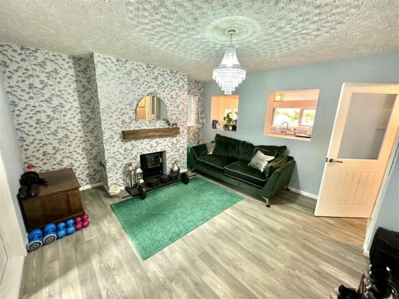 LIVING ROOM/DINING ROOM