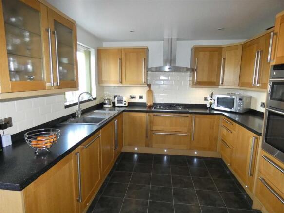 FITTED KITCHEN AREA