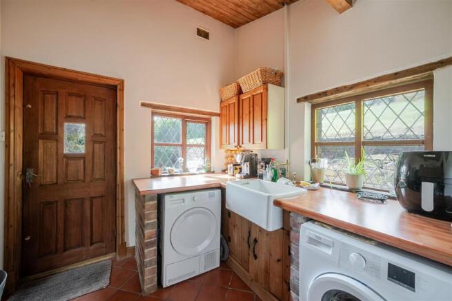 5 bed Detached for sale Image 11