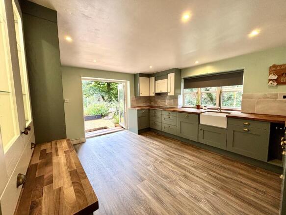 3 bed Apartment for sale Image 7