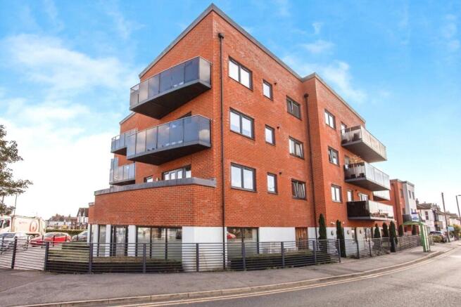 2-bed flat on Cranleigh Drive, Leigh-on-Sea, Essex, SS9, £200,000
