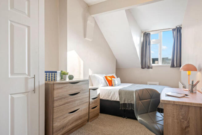 4 bed House to rent Image 5