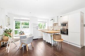 36, Little Bornes, London SE21 8SE