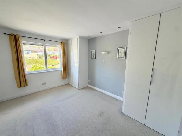 5 bed Detached for sale Image 11