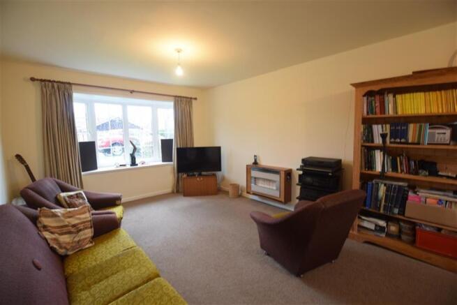 OPEN PLAN LIVING/DINING ROOM