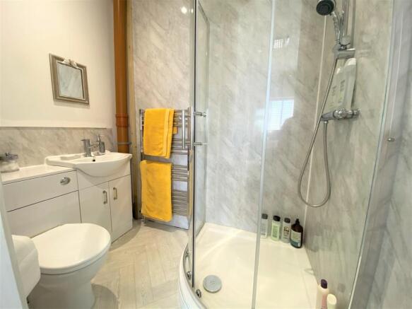 En suite shower r...
