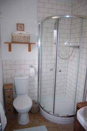 EN-SUITE SHOWER ROOM