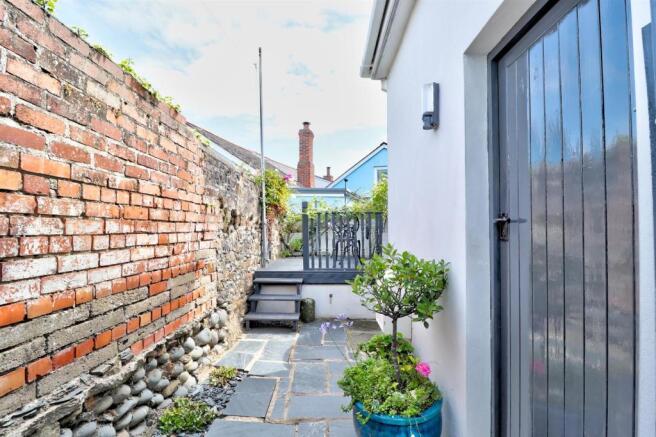 Annexe Front.jpg