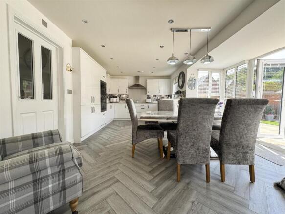 4 bed Detached for sale Image 12