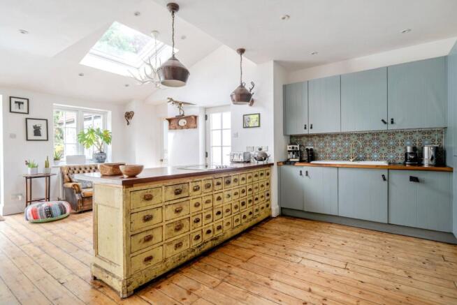 Portsmouth Road, Thames Ditton, KT7 photo 4