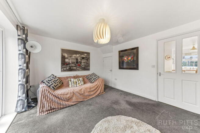 3 bed Town House for sale Image 9