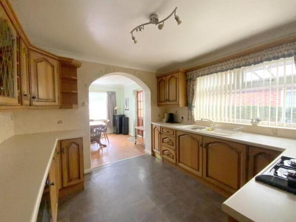 Langton Road, Holton-Le-Clay, Grimsby photo 4