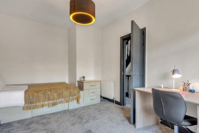 7 bed House to rent Image 7