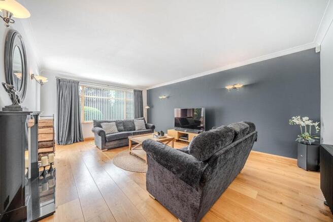 6 bed Detached for sale Image 8