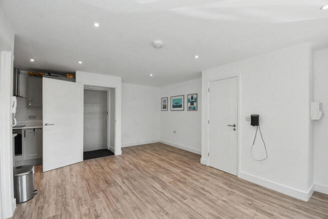 Flat 6, Unit 2, Station Court, Bourne End SL8 5YQ