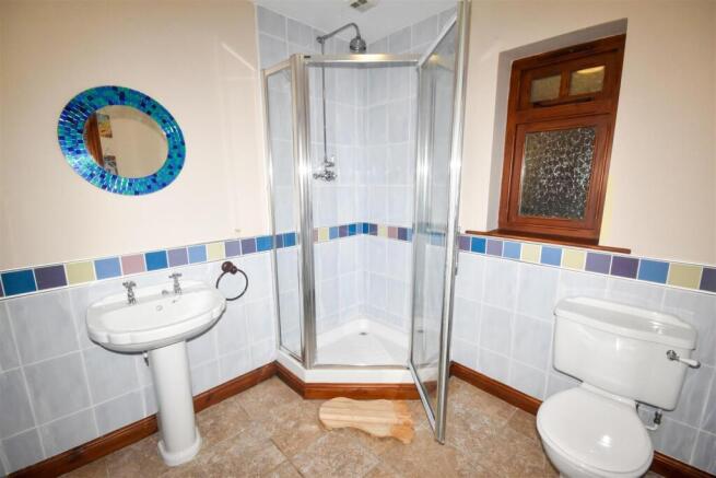 EN-SUITE SHOWER ROOM