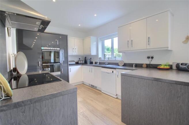 5 bed Detached for sale Image 10
