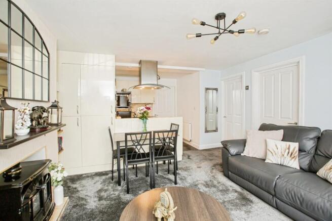 2 bed Flat for sale Image 8
