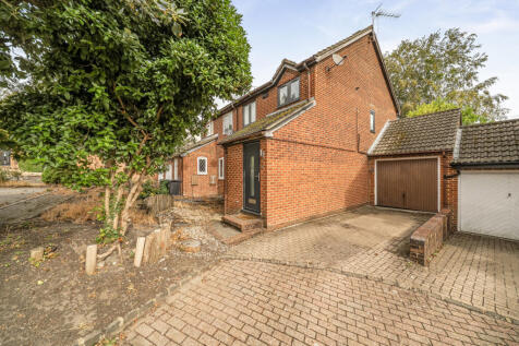 Hawkesworth Drive, Bagshot, Surrey