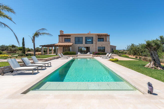 Finca with naturalstone facade