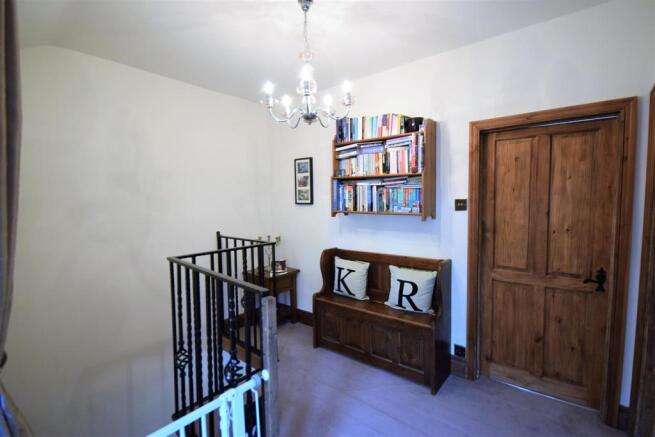 10 13 Cross Hill, Greetland, HX4 8JU landing.JPG
