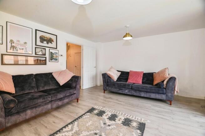 4 bed Semi-Detached for sale Image 4