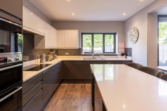 5 bed Semi-Detached for sale Image 4