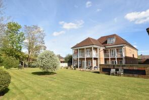 6, 16 Queensborough House North, Oatlands Chase, Weybridge KT13 9SE