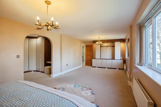 5 bed Detached for sale Image 12