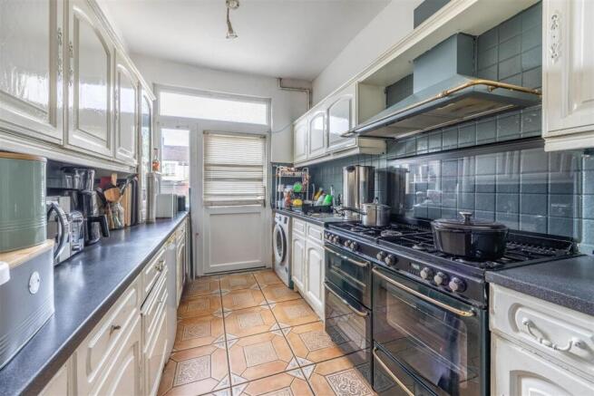 HILDAVILLE DRIVE, Westcliff-On-Sea photo 2