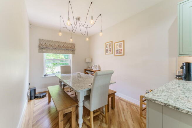 5 bed Detached for sale Image 8
