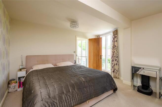 5 bed Detached for sale Image 11