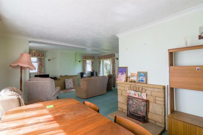 LIVING/DINING ROOM